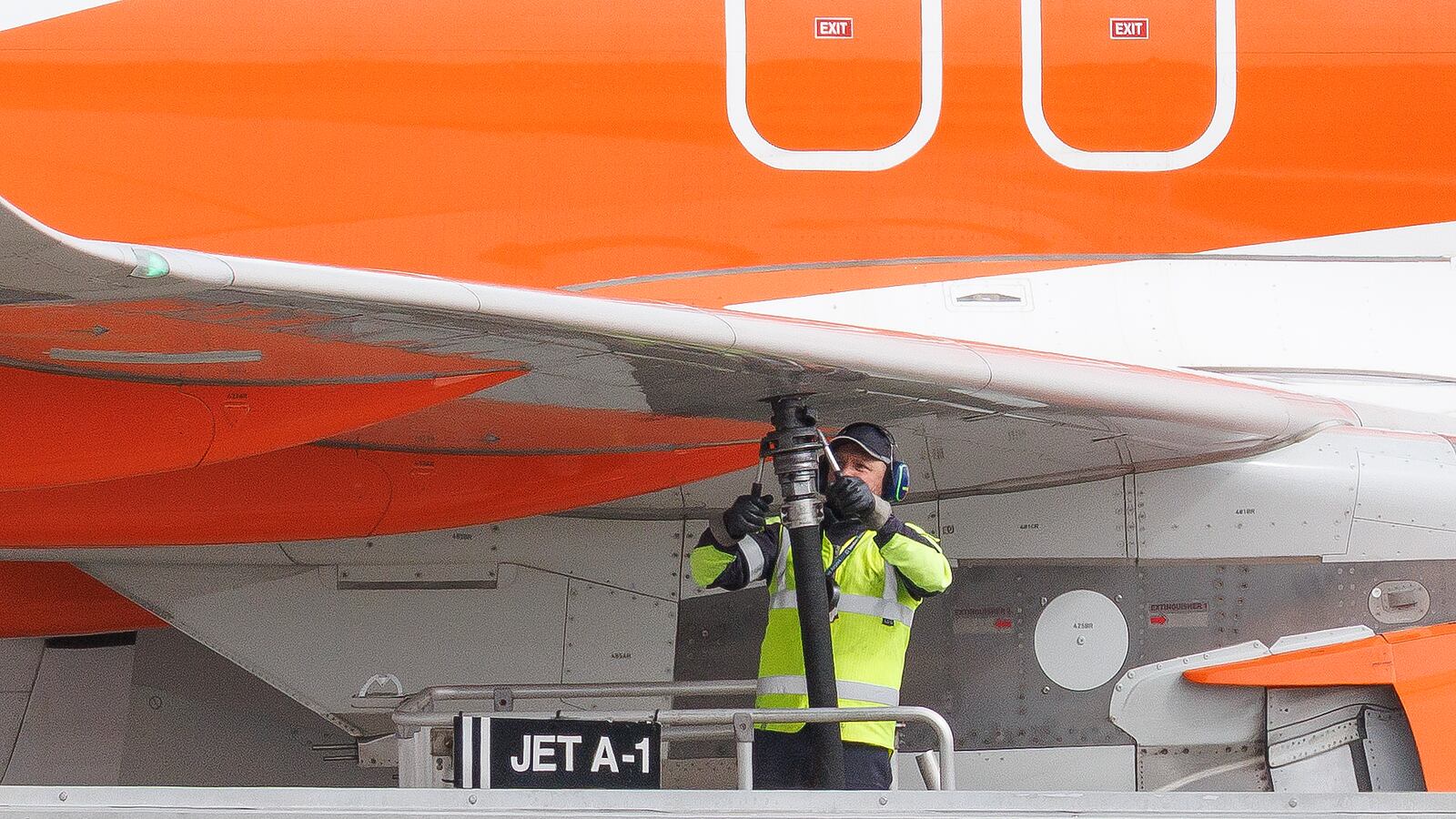 Commercial aircraft being refuelled as airlines secure jet fuel supplies during Strait of Hormuz disruption